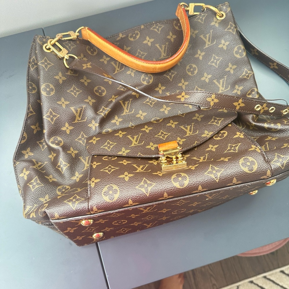 Louis Vuitton shoulder bag
